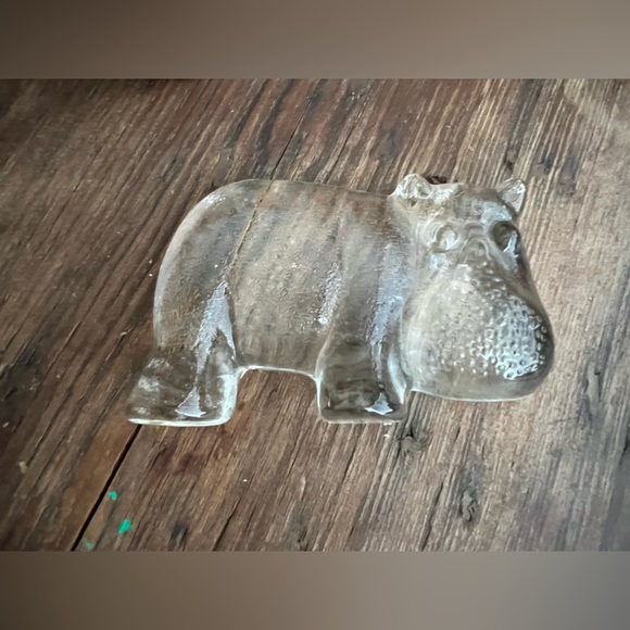 Vintage glass paperweight.  Hippopotamus Hippo.  3inx2inches.  Flat on one side. - Picture 1 of 2